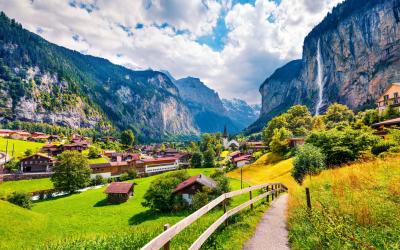 Sveicarija   Lauterbrunnen village