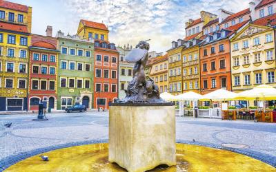 Varsuva   Fountain Mermaid and colorful houses on Old Town Market square