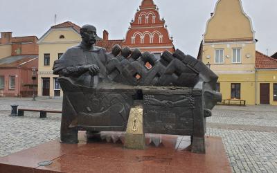 Didžiosios Rinkos aikštė ir paminklas Radviloms