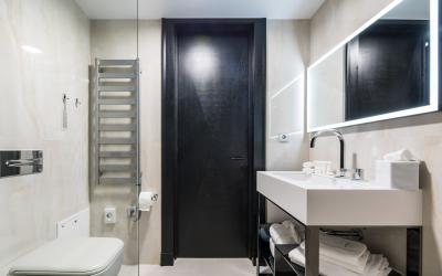Amsterdam Plaza (Standard room bathroom)