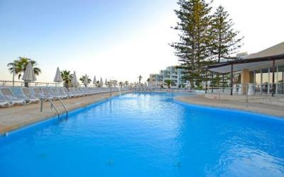 Dolmen hotel Malta. Lauko baseinas