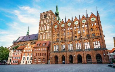 Stralsund with historic town hall and St. Nicholas Church   Vokietija