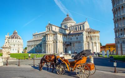 Carriage with horse in front of the leaning tower of Pisa