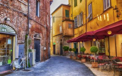siesta hour in old town Lucca, Italy