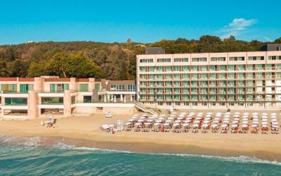 Marina Hotel Sunny Day 1