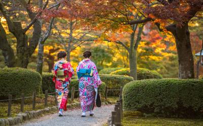 Japanese dress walking in Kenrokuen Garden, Kanazawa, Japan