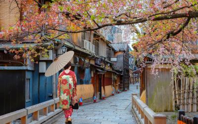 Tatsumi bashi bridge over Shirakawa river in Gion district, Kyoto