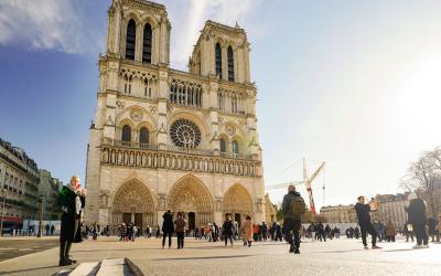 tourists in front of Notre Dame De Paris