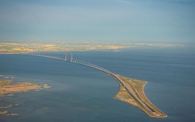 bridge and tunnel connecting Sweden and denmark.